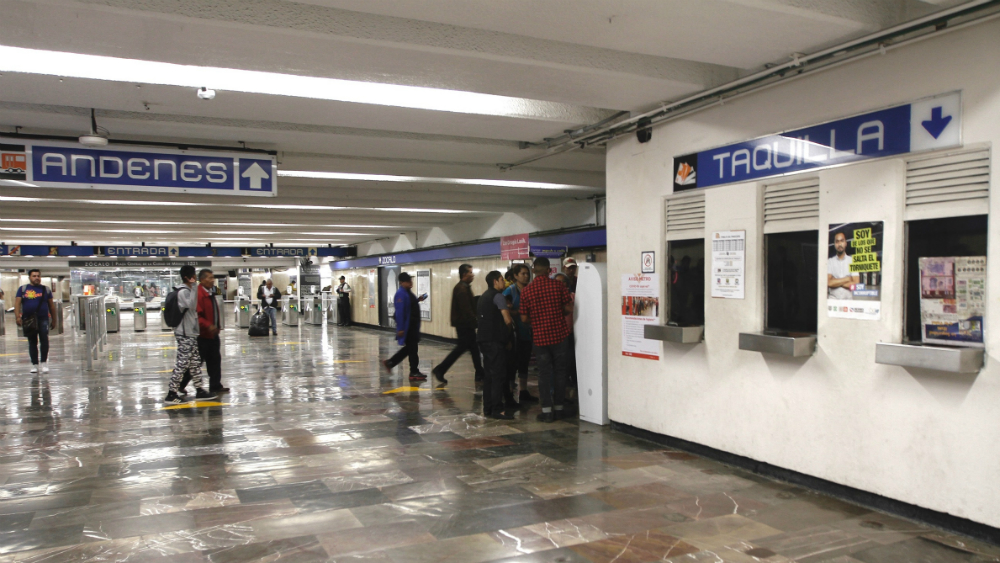 Dan paso libre en el Metro por taquilleras que se unieron al paro