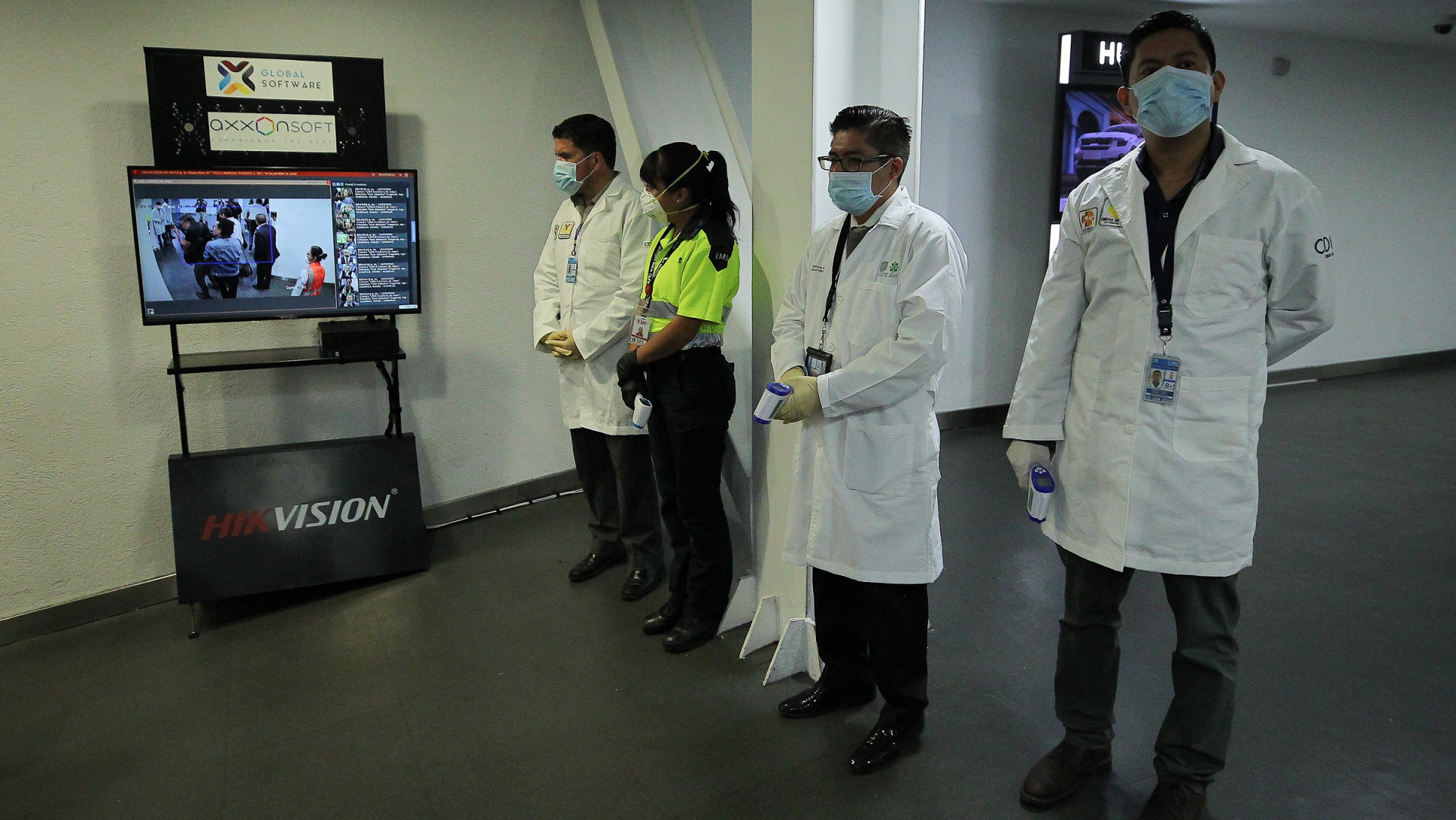 Llega grupo de mexicanos varados en Perú por COVID-19