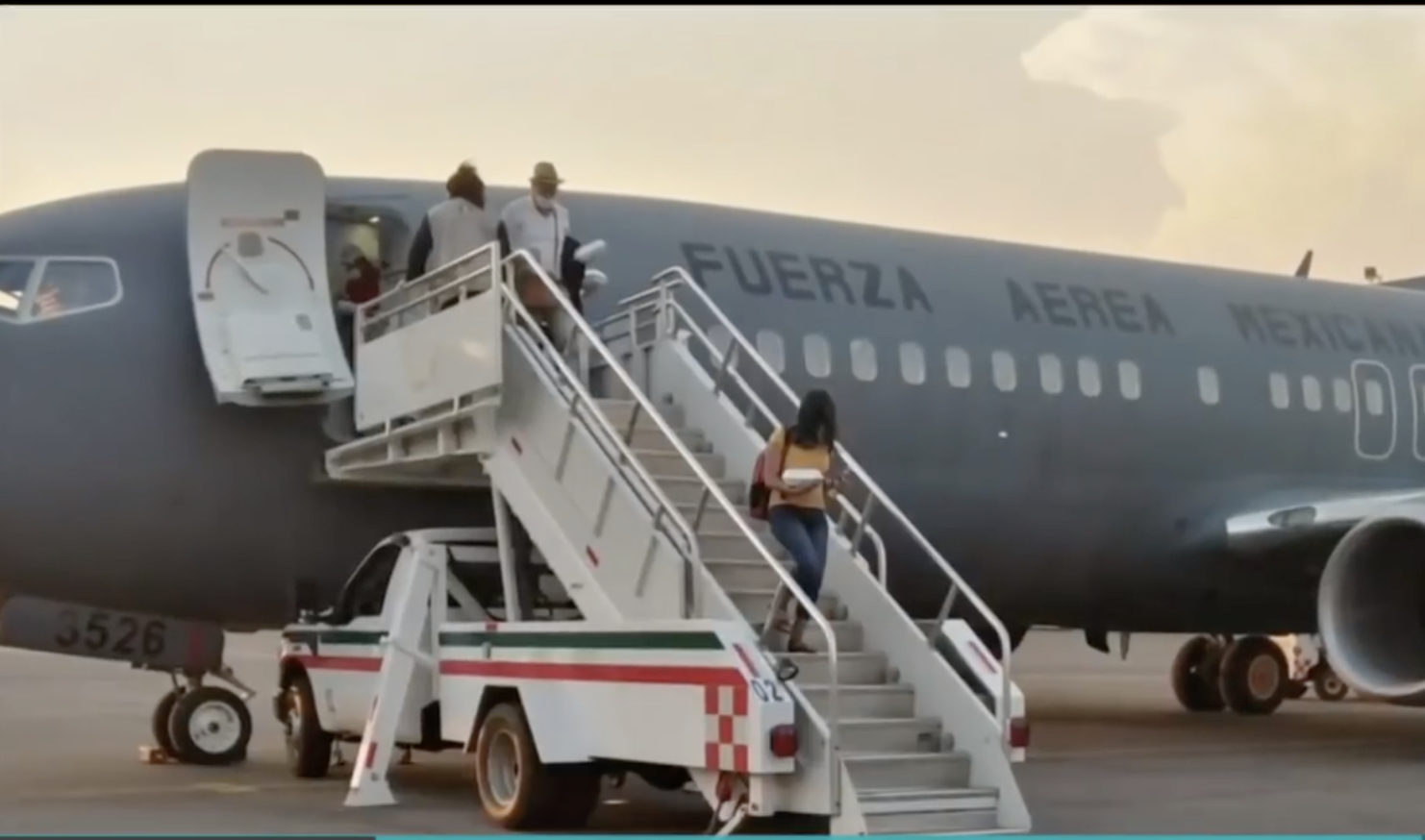 Llega avión de la Fuerza Aérea Mexicana con mexicanos varados en Cuba