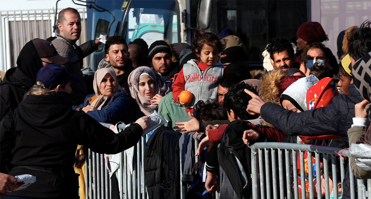 Miles de migrantes continúan dispersos a lo largo de la frontera entre Turquía y Grecia
