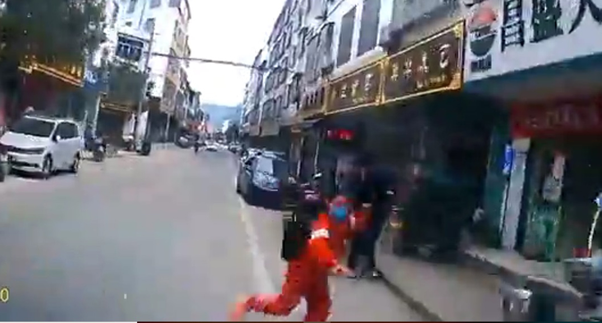 #Video Niño provoca aparatoso choque en China - momento-en-que-mujer-corre-para-no-ser-atropellada