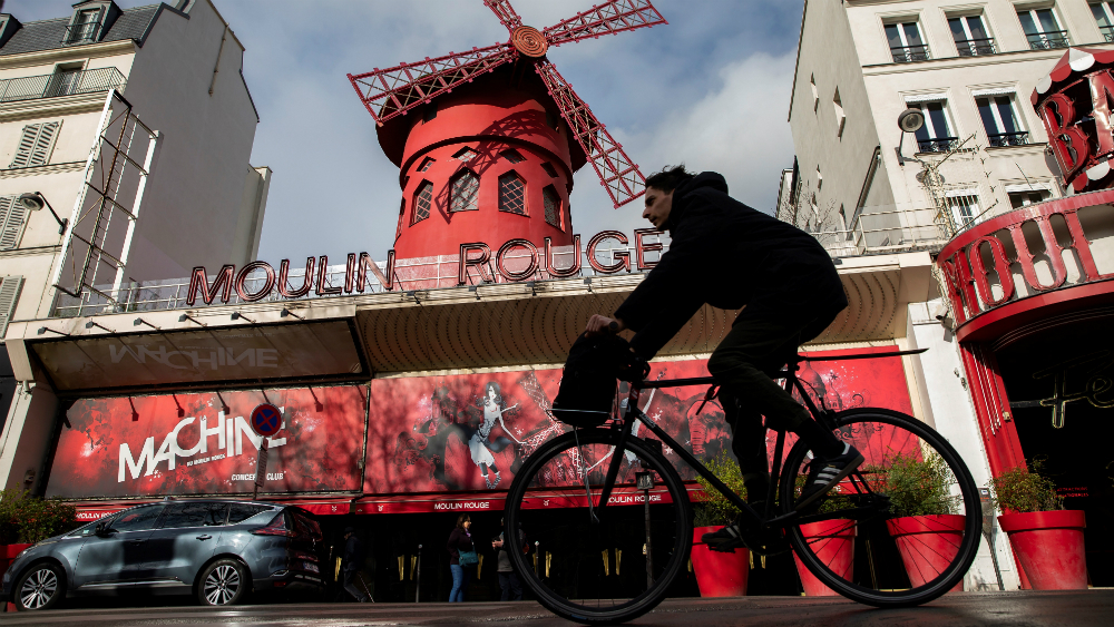 Francia cierra todos los lugares abiertos al público “no indispensables”