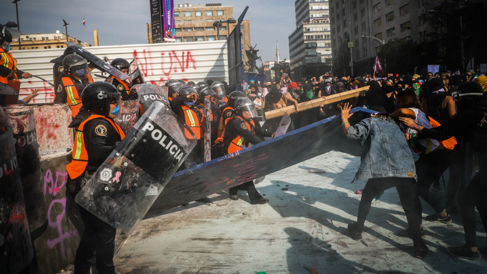Trece hospitalizaciones y seis detenidos por marcha del 8M