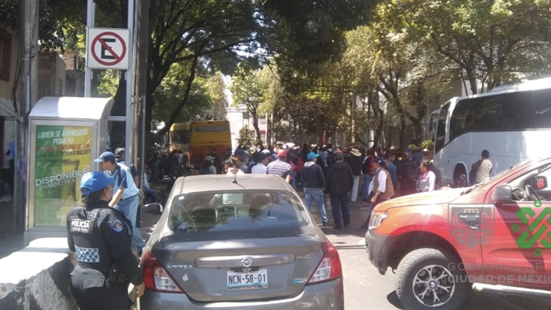 Trabajadores de la Universidad de Chapingo se manifiestan frente a la Sader
