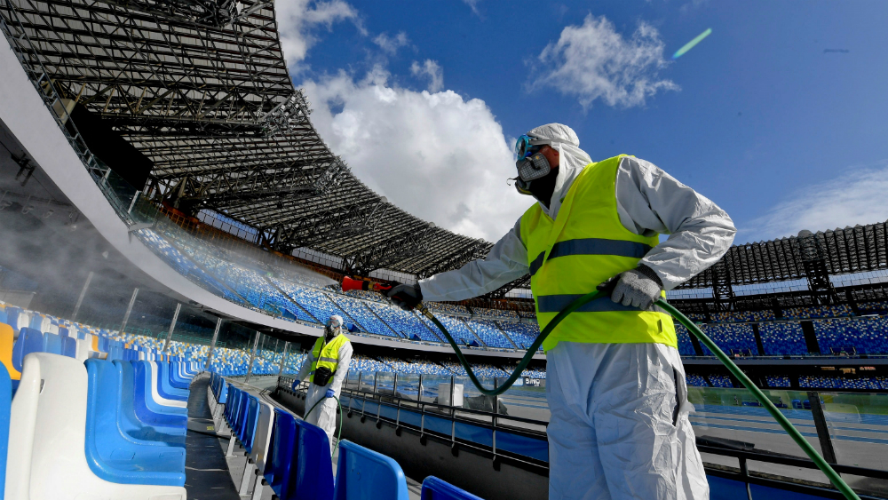 Ni besos ni apretones de mano en Italia para frenar COVID-19