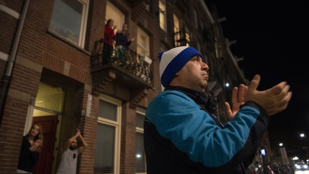 Nueva York aplaude a personal médico que enfrenta el COVID-19