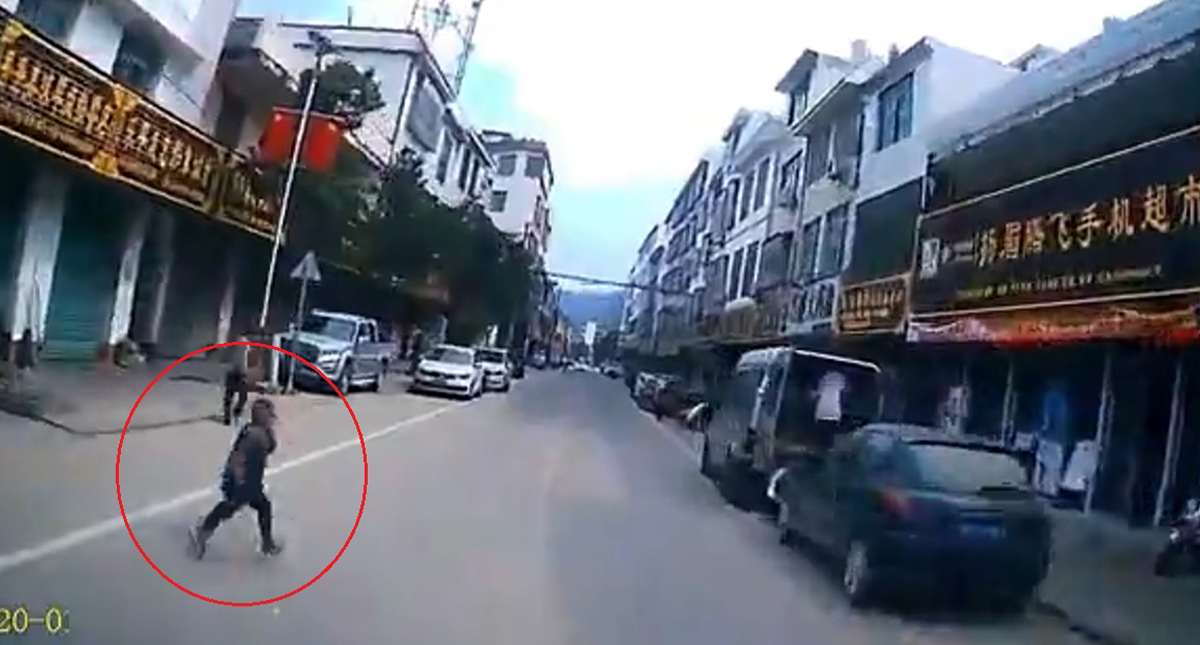 #Video Niño provoca aparatoso choque en China