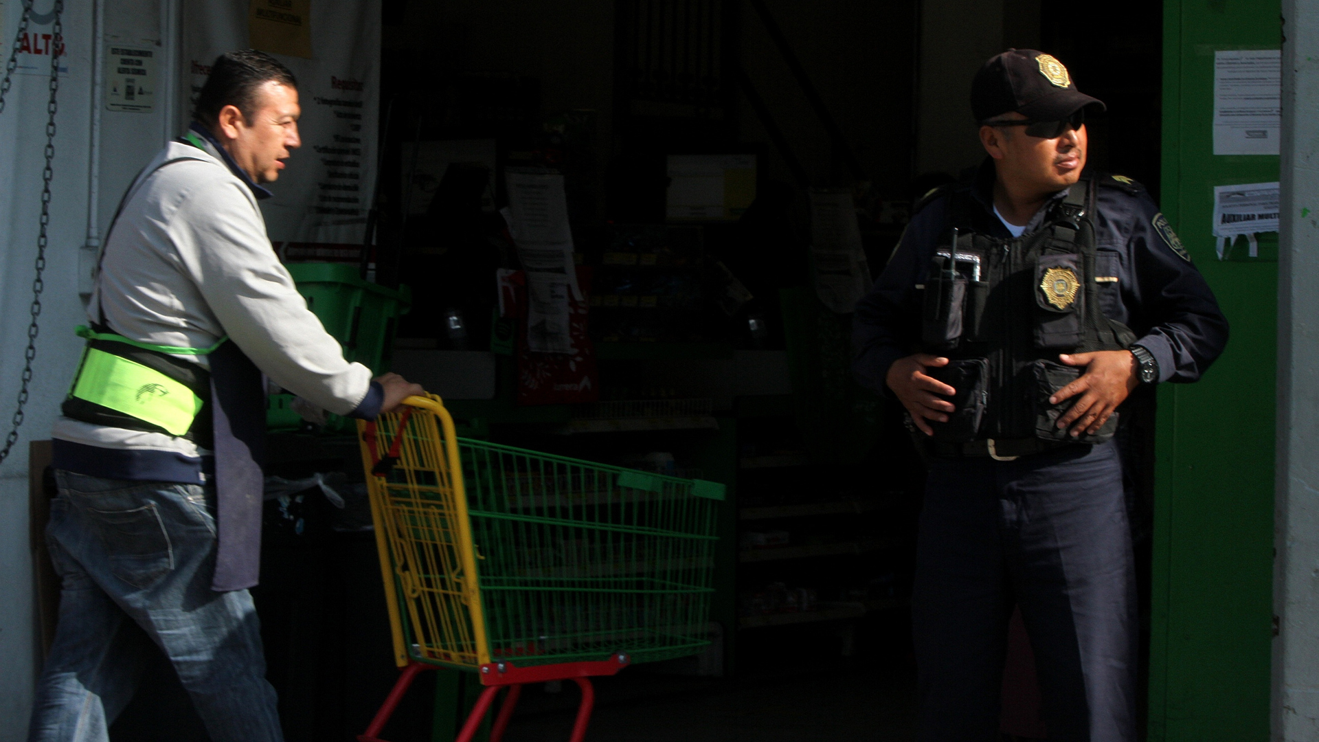 Policías capitalinos inhiben saqueos pero piden protección contra COVID-19 - oficial-a-cargo-de-la-custodia-de-tienda-de-autoservicio-en-la-cdmx