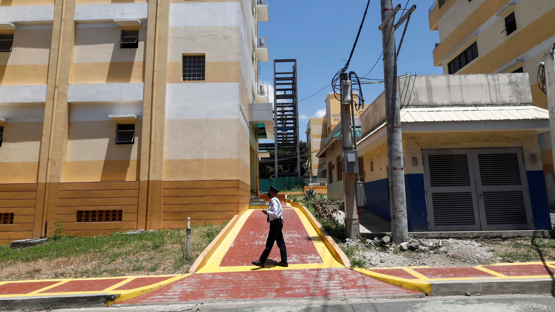 Filipinas encierra en jaulas de perro a quienes violan cuarentena por COVID-19