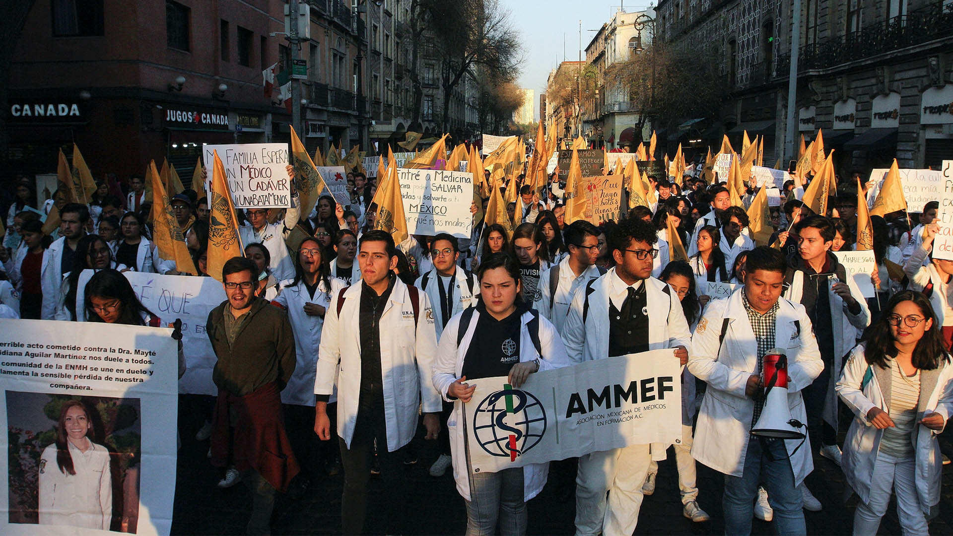 Estudiantes de Medicina marchan a Palacio Nacional por asesinato de compañeros en Puebla