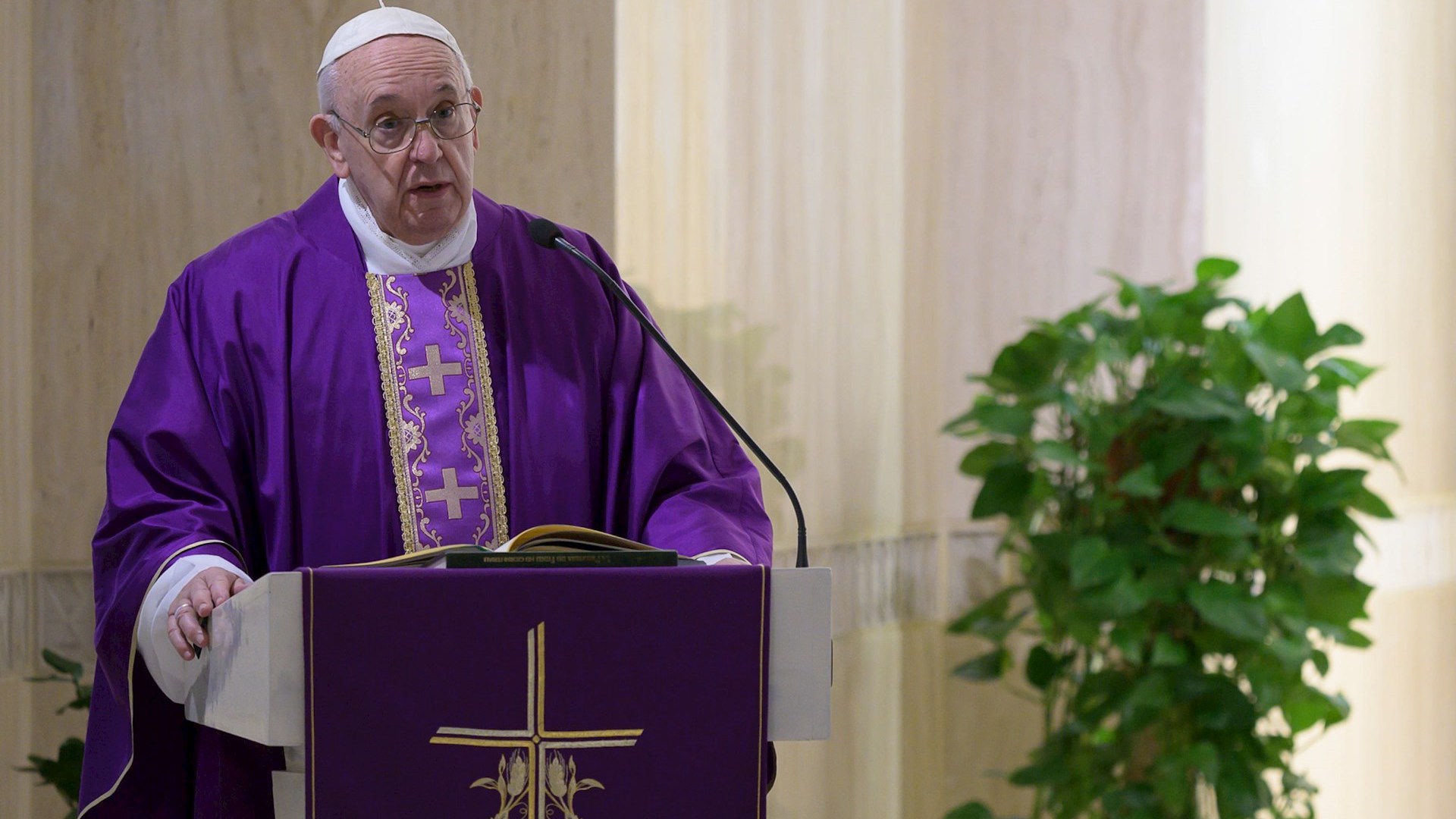 Papa advierte a empresas que despedir para salvarse no es una solución