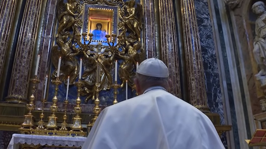 El papa Francisco sale del Vaticano en medio de la crisis por COVID-19