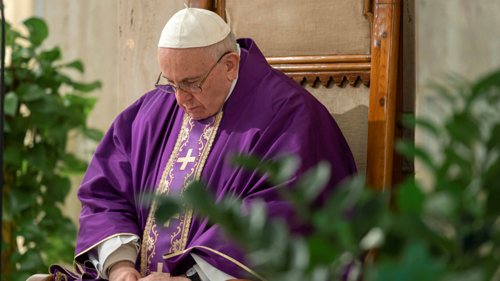 Papa Francisco insta a sacerdotes a salir al encuentro de enfermos por COVID-19
