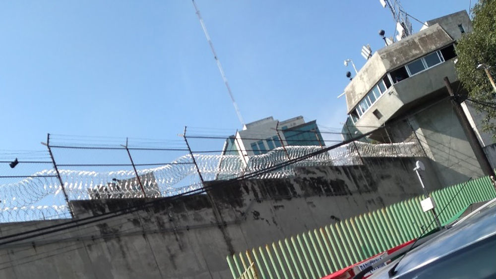 Riña en penal de Tlalnepantla deja un interno muerto