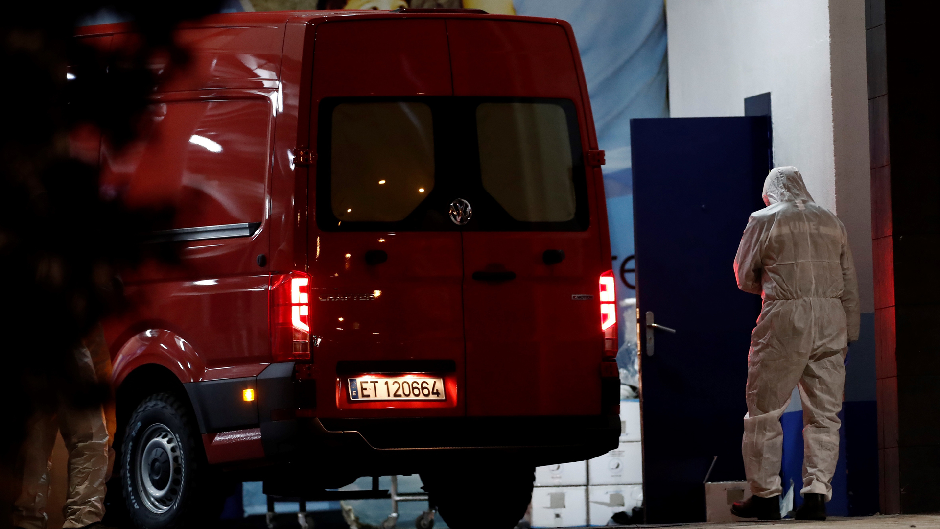 Madrid utilizará centro comercial como morgue para víctimas de coronavirus - personal-sanitario-de-espana-que-trasladara-al-palacio-de-hielo-los-cadaveres-de-victimas-del-coronavirus