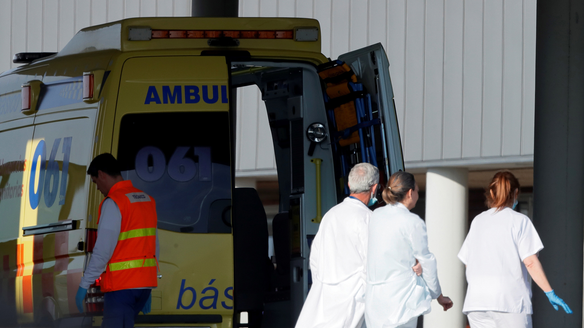 España registra cifra más alta de muertos en un día por COVID-19