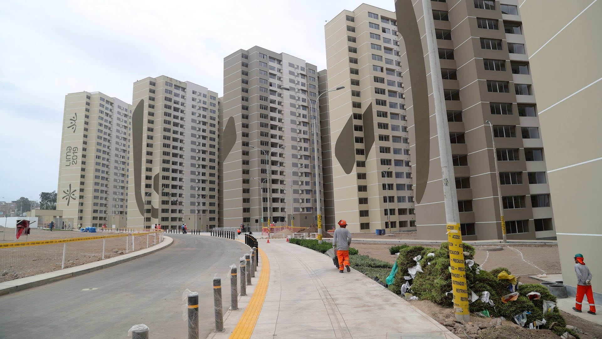 Parten al aeropuerto autobuses con mexicanos que serán repatriados desde Perú