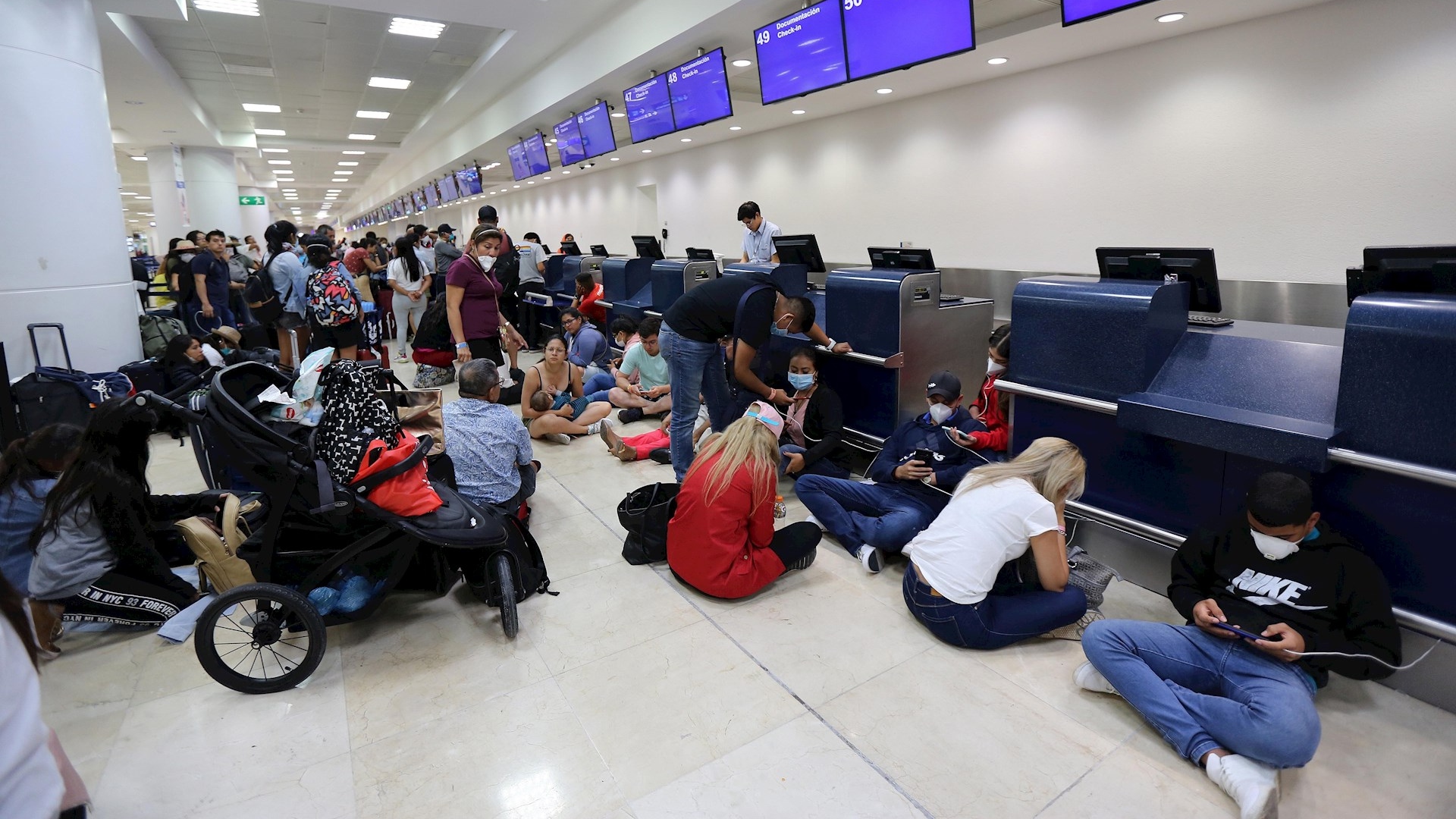 Peruanos varados en aeropuerto de Cancún piden ayuda humanitaria Peruanos varados en aeropuerto de Cancún piden ayuda humanitaria