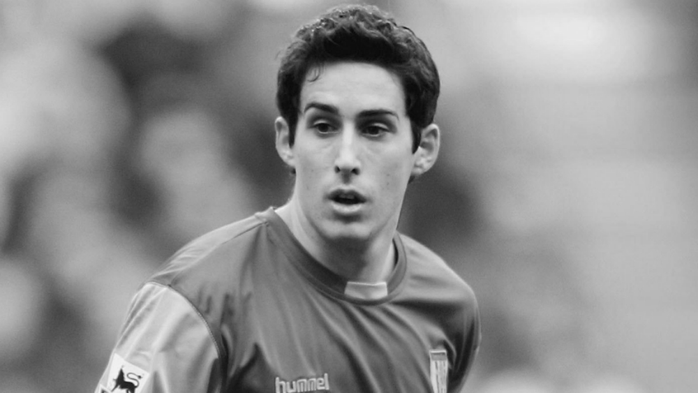 Muere futbolista inglés tras caída en un bar