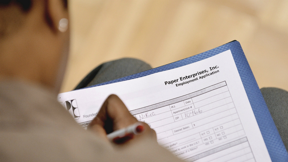 COVID-19 dispara peticiones de desempleo en EE.UU. a 3.28 millones COVID-19 dispara peticiones de desempleo en EE.UU. a 3.28 millones