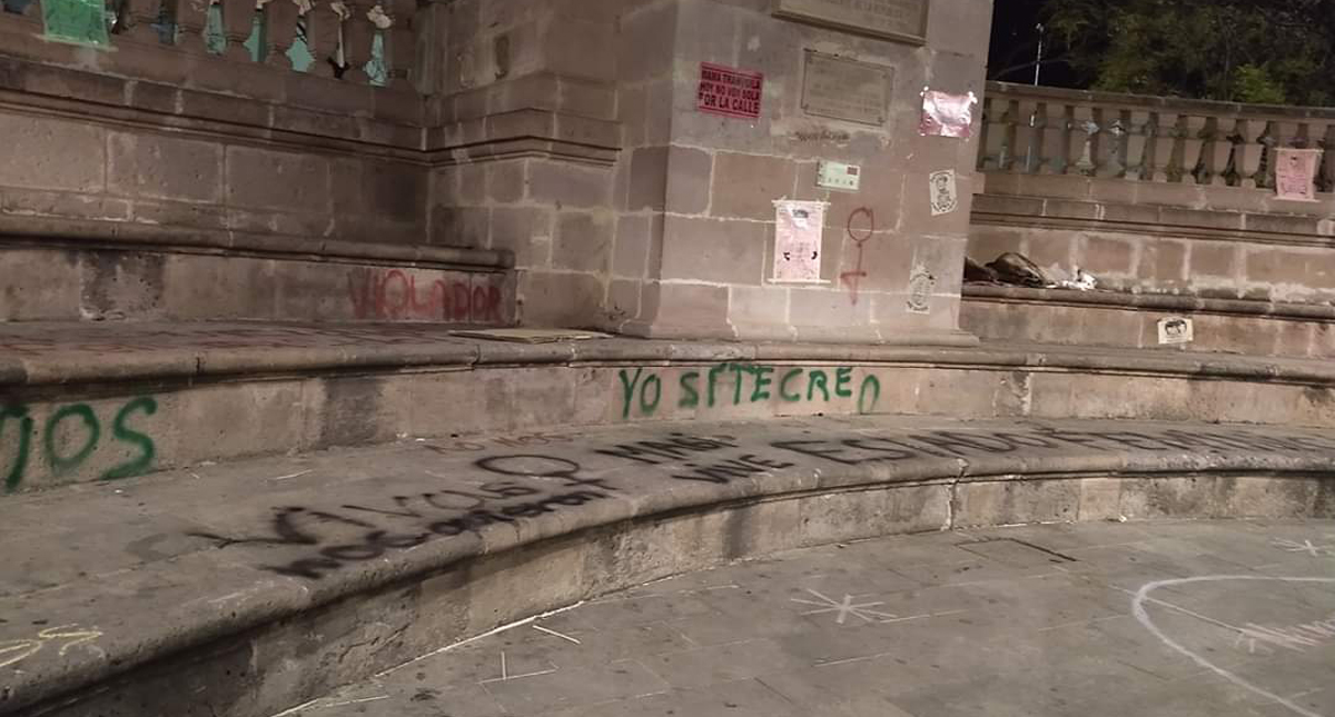 #Video Feministas realizan 'cacerolazo' en Aguascalientes - pintas-en-el-monumento-de-la-exedra-durante-cacerolazo