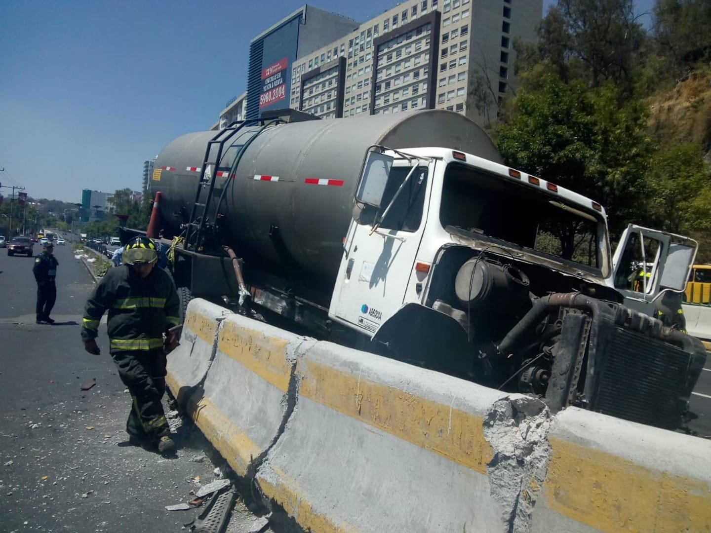 Pipa choca contra muro de contención en la México-Toluca