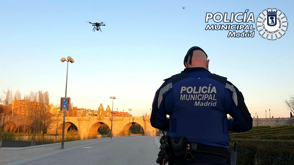 Drones con altavoces avisan a la gente de Madrid que permanezca en casa