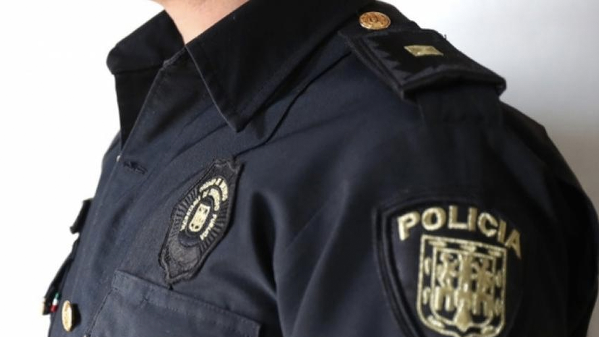 Detienen a presunto elemento de la PBI por intentar abusar de mujer