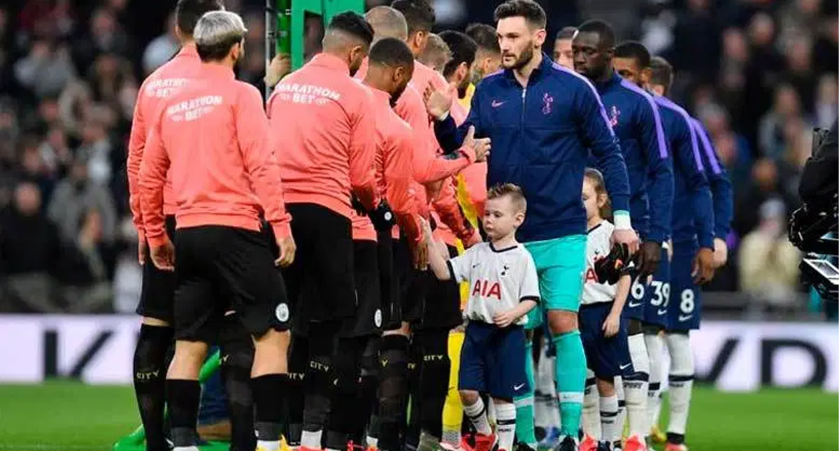 Premier League prohíbe que jugadores se estrechen la mano para prevenir contagios por COVID-19