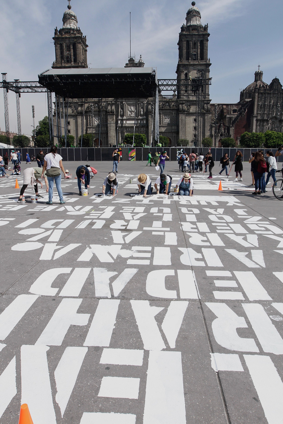 Pintan en Zócalo capitalino nombres de víctimas de feminicidio - protesta-con-nombres-de-victimas-de-feminicidio