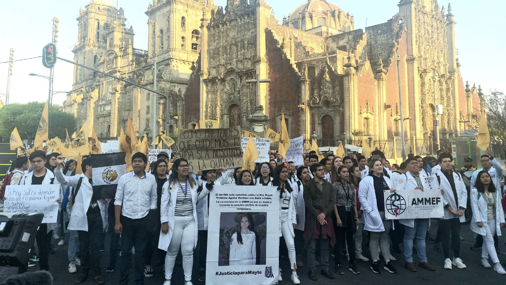 Tras protesta, reciben en Palacio Nacional a estudiantes de medicina