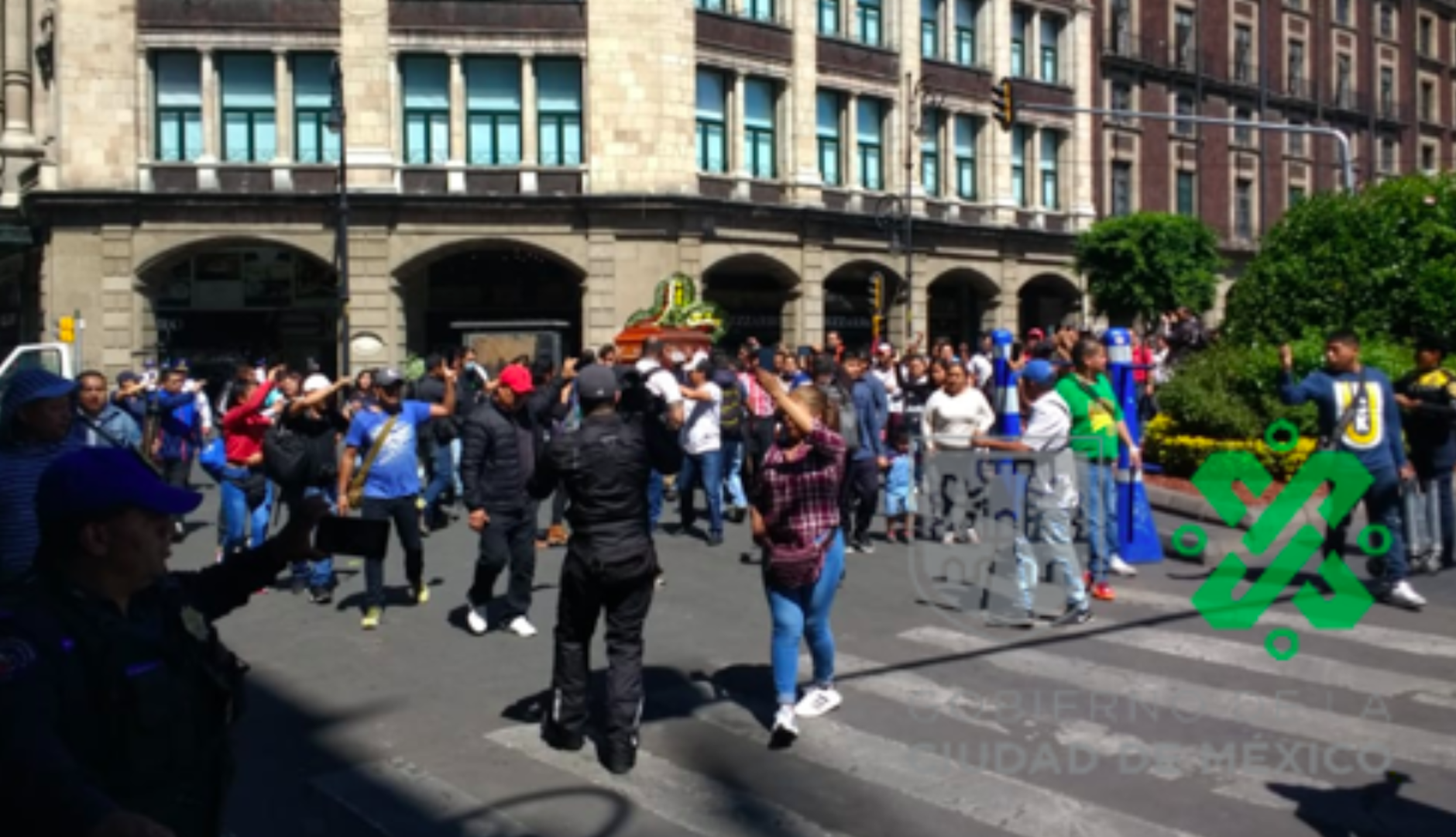 Artesanos y vagoneros protestan en el Zócalo de la Ciudad de México