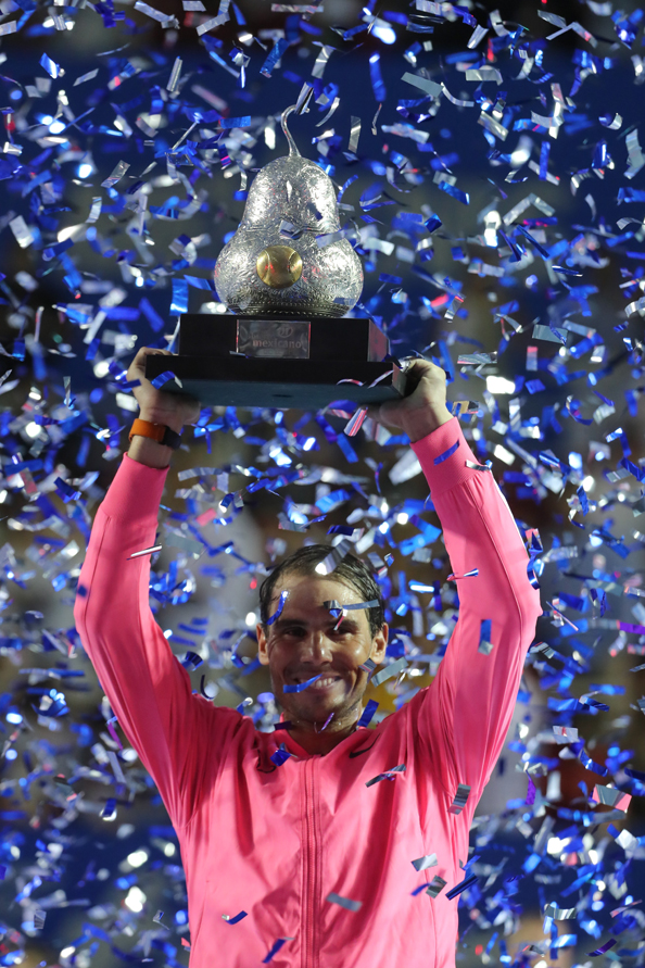 Rafael Nadal conquista el Abierto de Tenis de Acapulco - rafael-nadal-alza-trofeo-del-abierto-de-tenis-de-acapulco