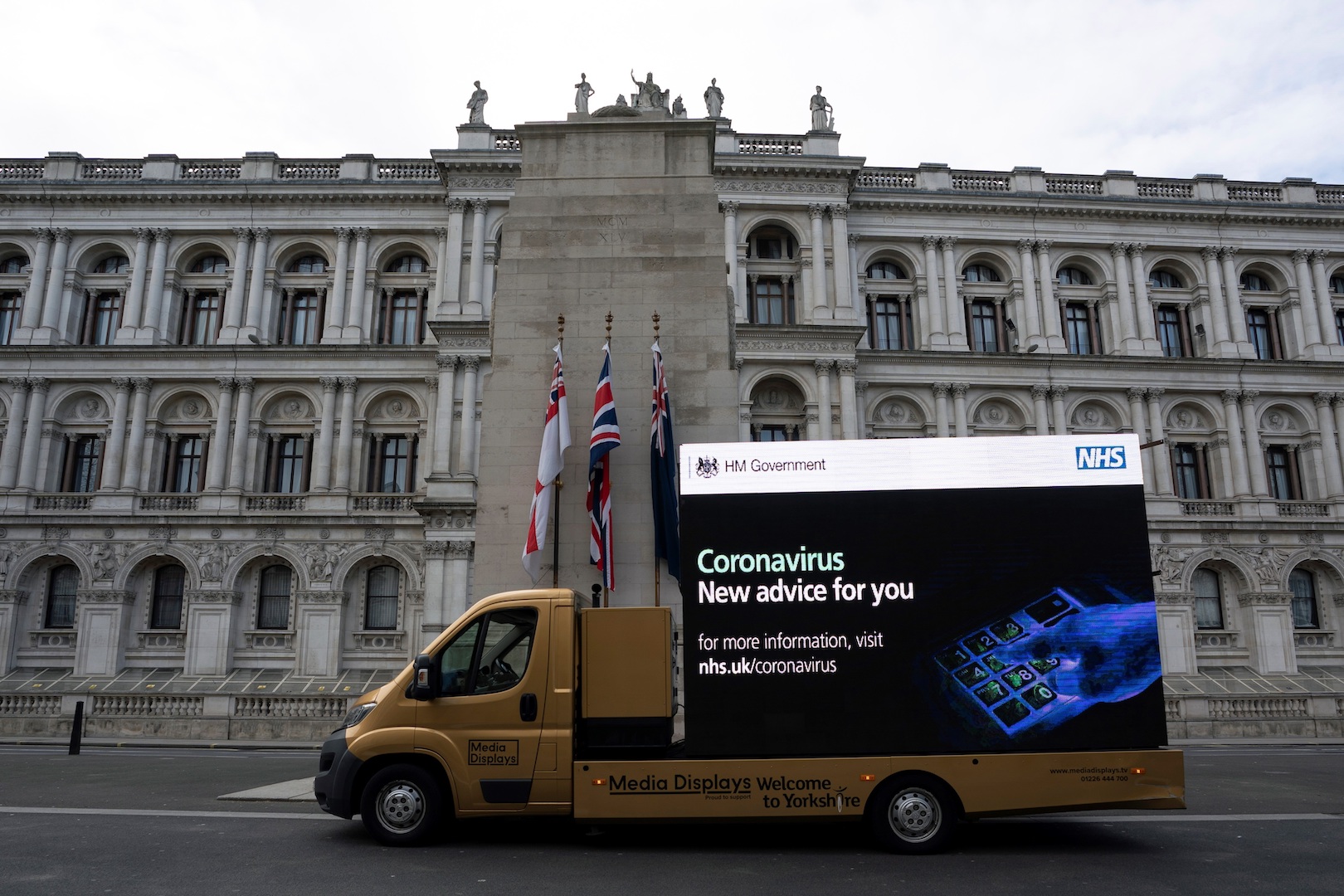 Boris Johnson ordena el cierre de centros de ocio debido al COVID-19