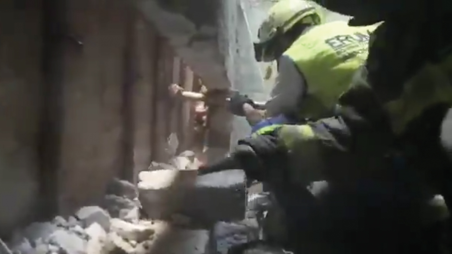 #Video Rescatan a bebé atorada entre dos paredes en Iztacalco #Video Rescatan a bebé atorada entre dos paredes en Iztacalco