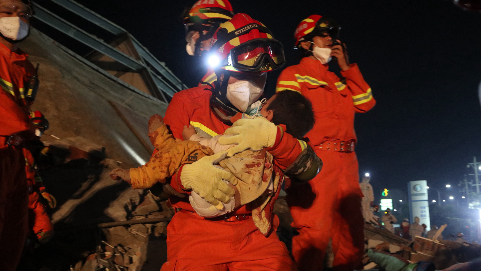 Colapso de hotel en China suma 10 muertos - rescate-de-bebe-entre-escombros-de-hotel-colapsado-en-china