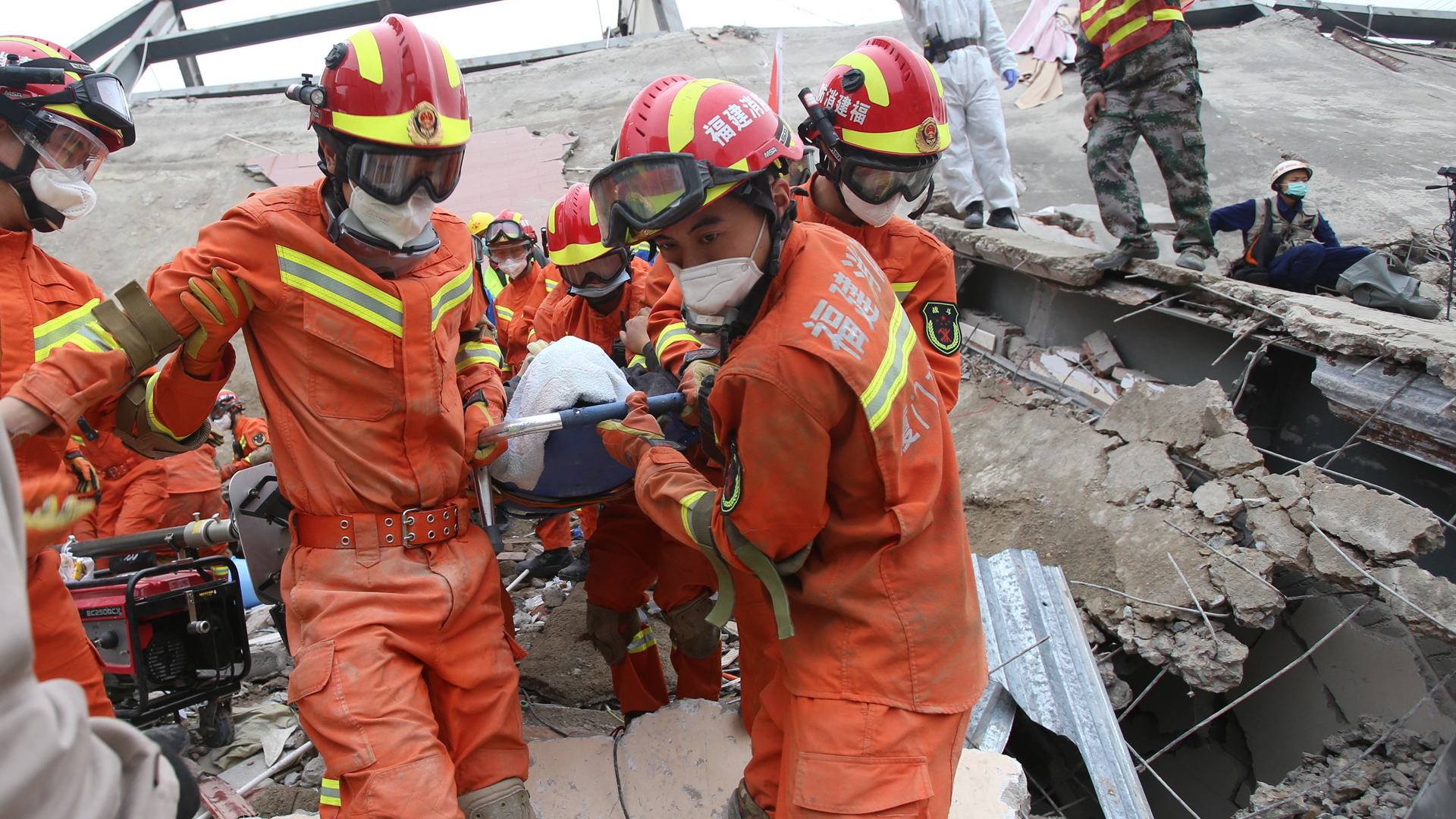 Colapso de hotel en China suma 10 muertos