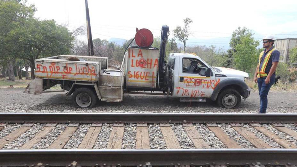 Normalistas liberan vías ferroviarias de Michoacán