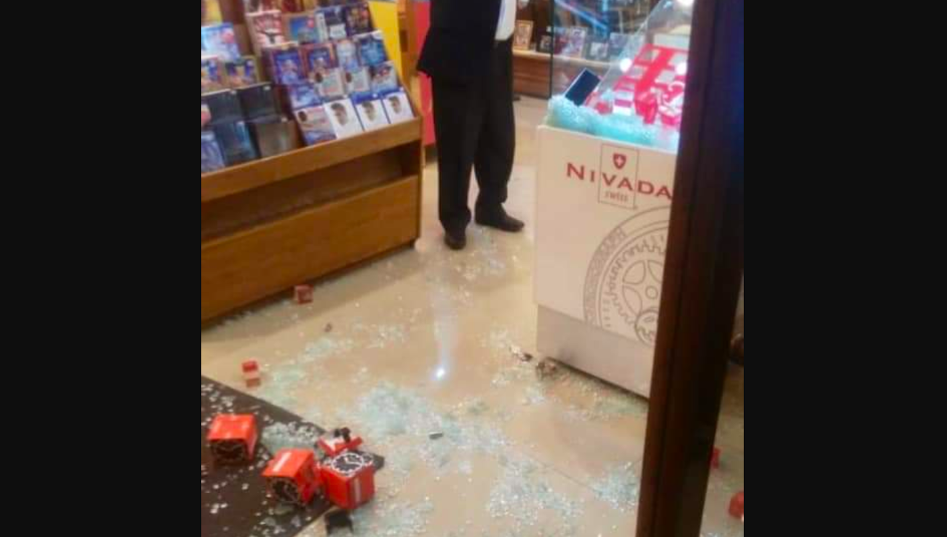 Roban relojes por 200 mil pesos en Saborns de Donceles en Ciudad de México