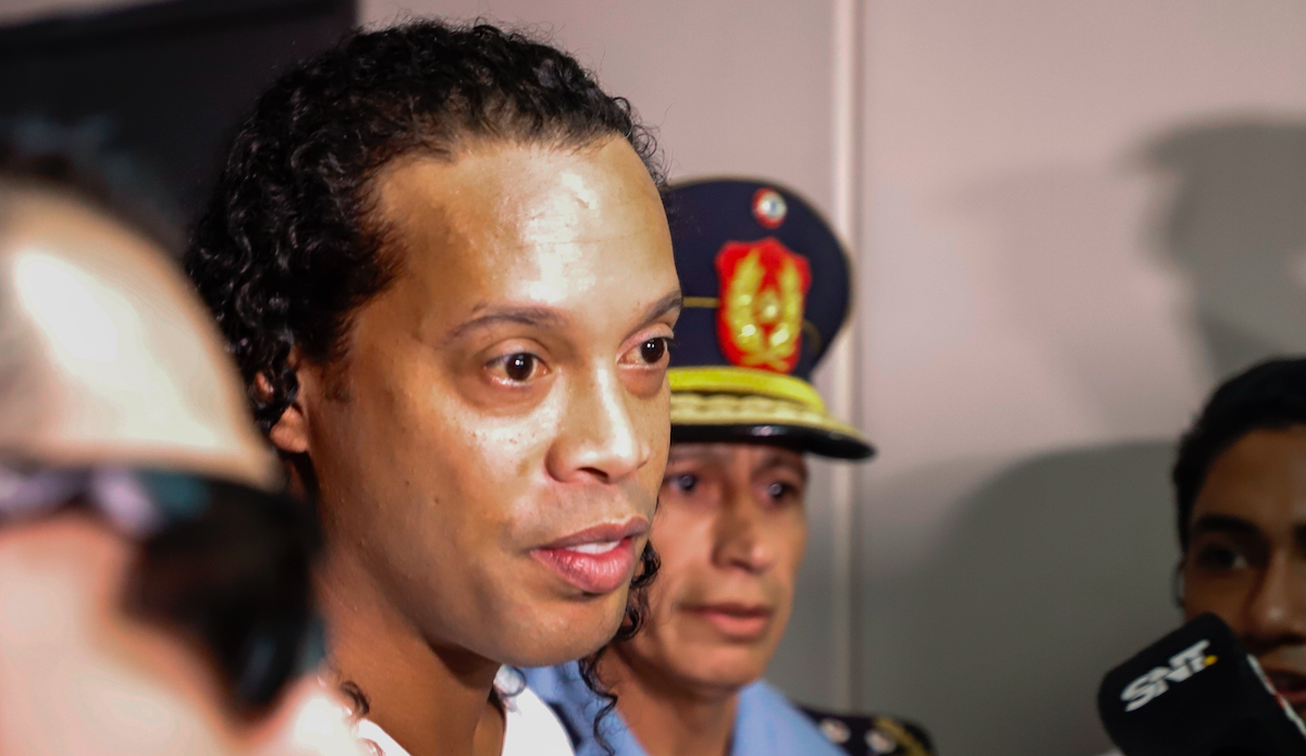Detienen a Ronaldinho y su hermano por falsificación de pasaportes en Paraguay