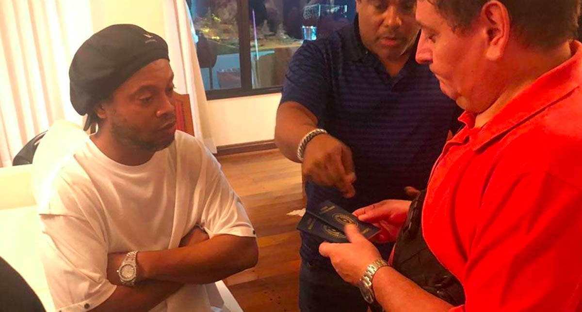 Detienen a dos presuntas implicadas en caso Ronaldinho en Paraguay - ronaldinho-gaucho-detenido-paraguay