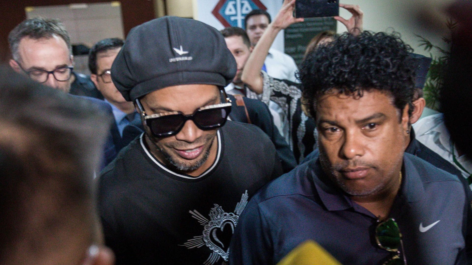 Detienen a dos presuntas implicadas en caso Ronaldinho en Paraguay