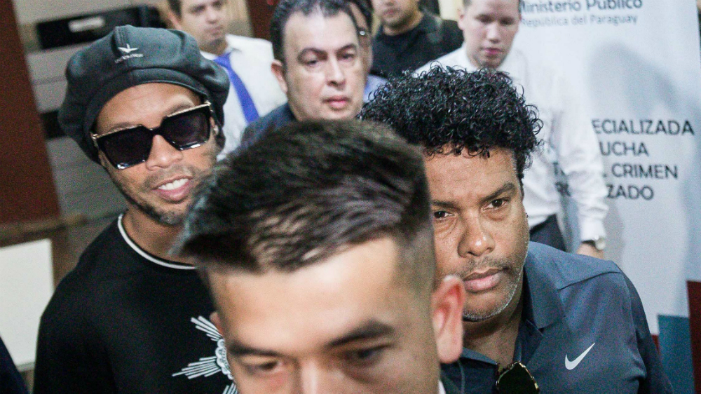 Ronaldinho sale sin cargos de Fiscalía paraguaya tras declarar por ocho horas