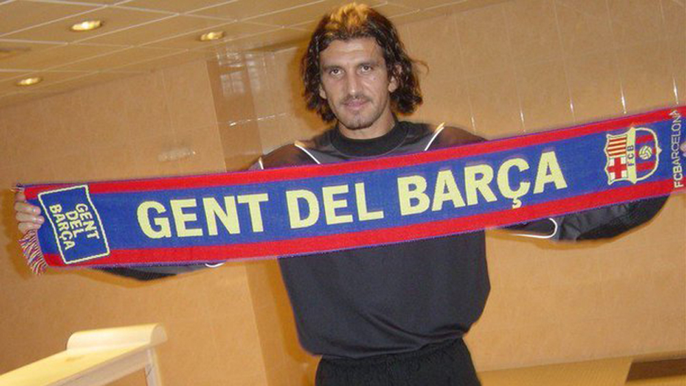 Hospitalizan a exportero del Barcelona por COVID-19