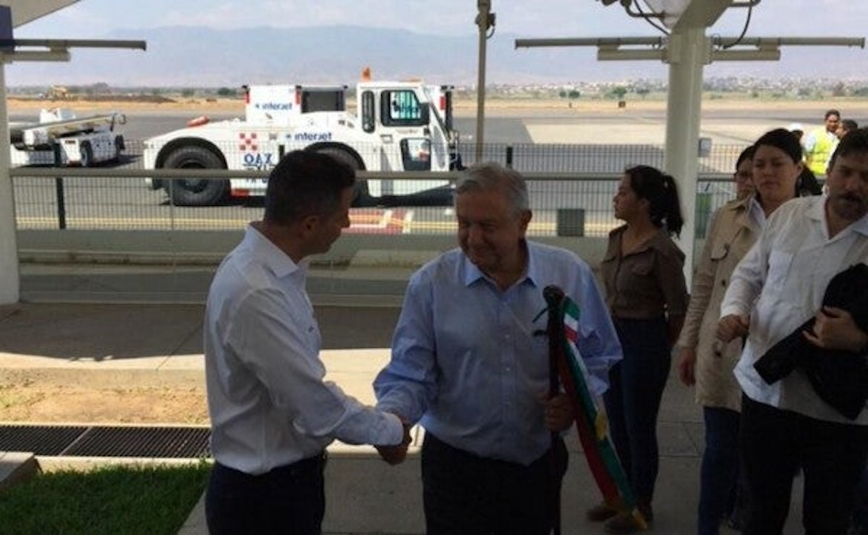 #Video AMLO saluda de mano en su visita a Oaxaca #Video AMLO saluda de mano en su visita a Oaxaca