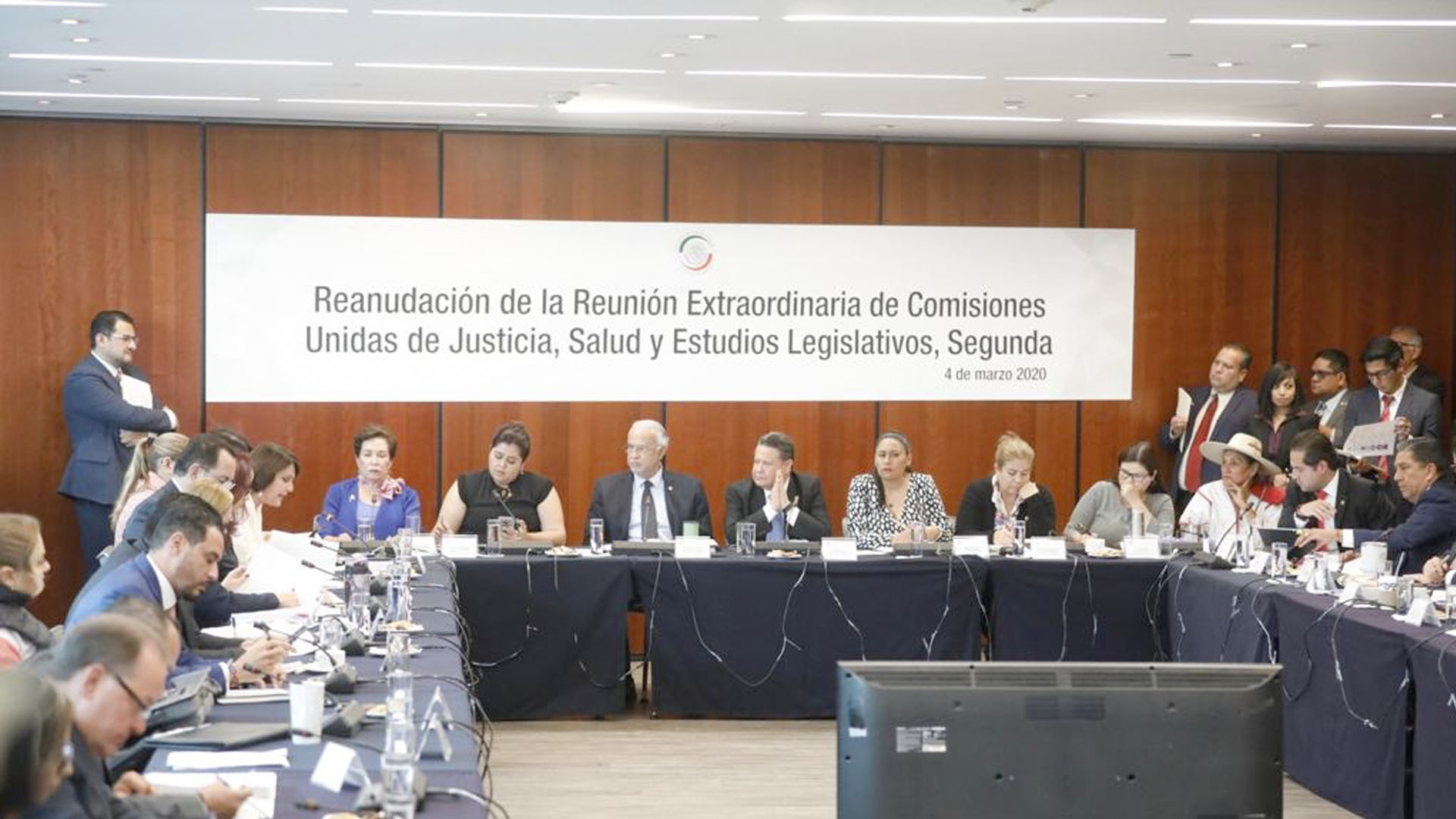 Senadores discuten en comisiones uso lúdico de mariguana