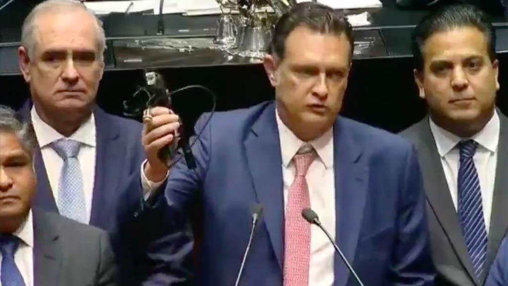 Senadores del PAN acusan espionaje; suspenden sesión en Cámara Alta Senadores del PAN acusan espionaje; suspenden sesión en Cámara Alta