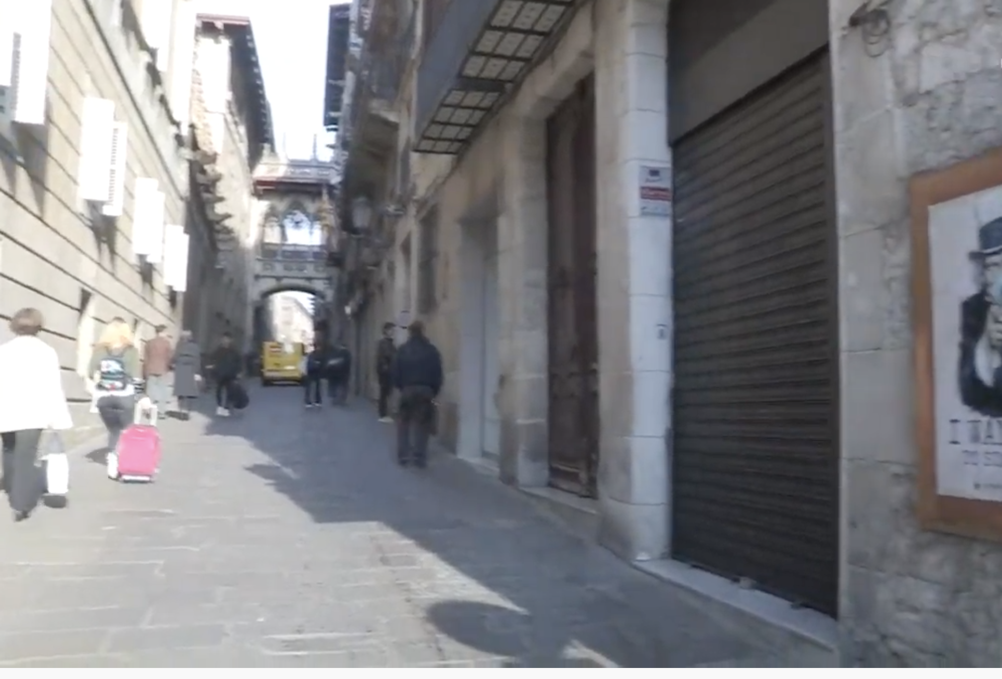 Un cartel de Tvoy del Tío Sam con mascarilla “ordena” no salir de casa