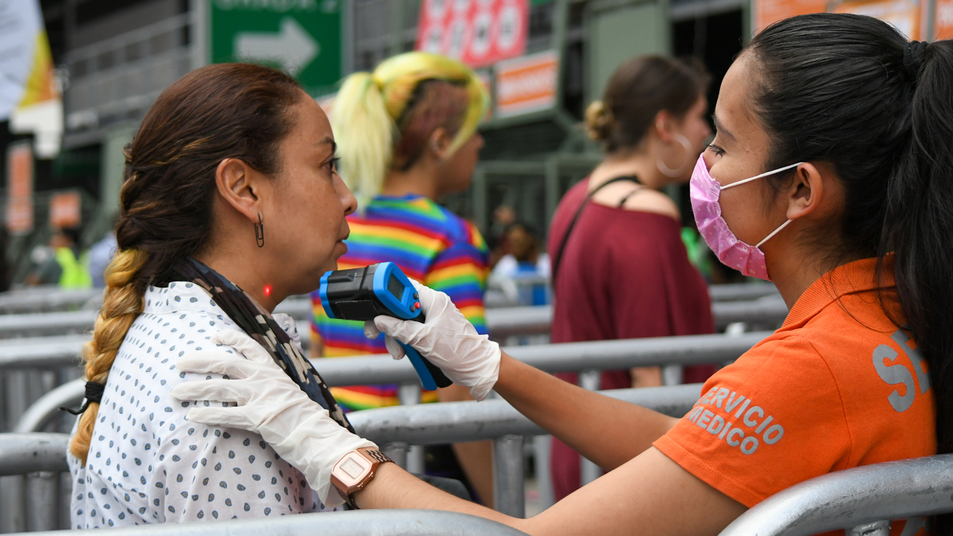 Califican como 'exitoso' el operativo para detectar coronavirus en Vive Latino - toma-de-temperatura-a-la-entrada-del-vive-latino