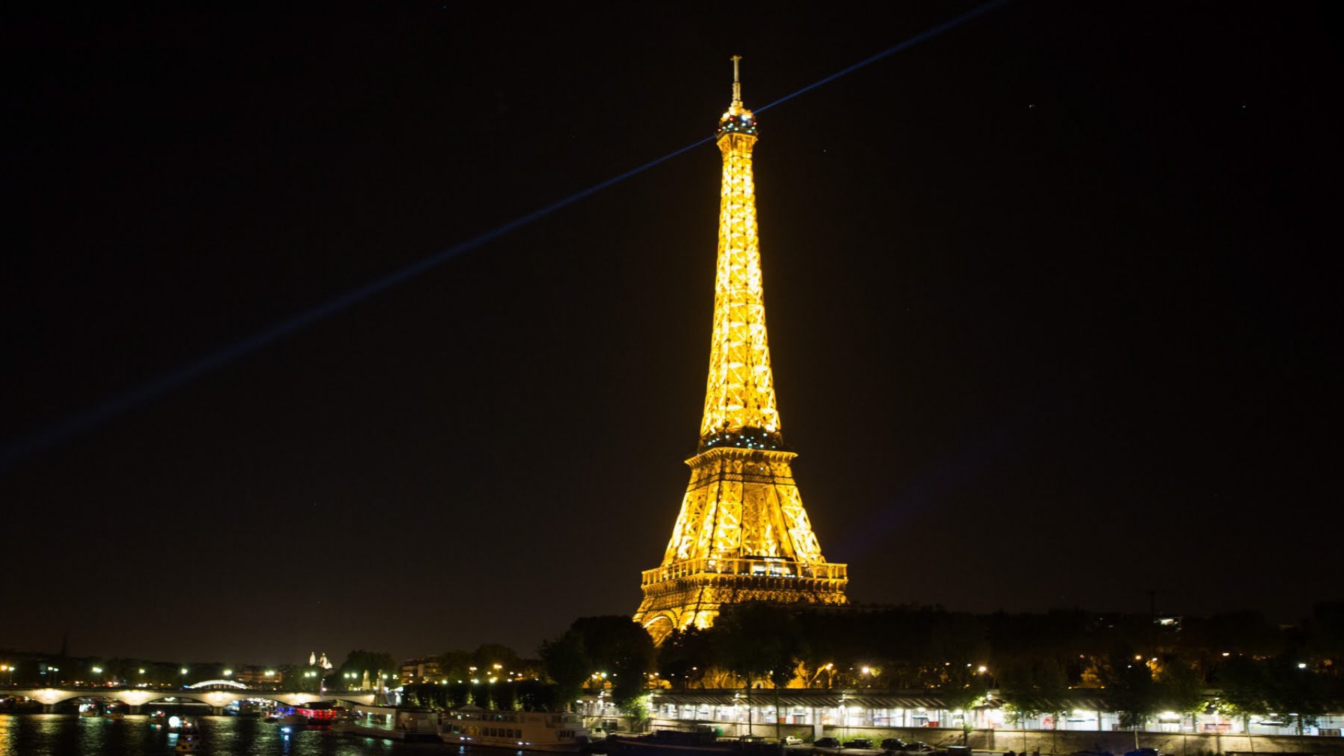 Torre Eiffel parpadea en apoyo a médicos que atienden casos de COVID-19 Torre Eiffel parpadea en apoyo a médicos que atienden casos de COVID-19